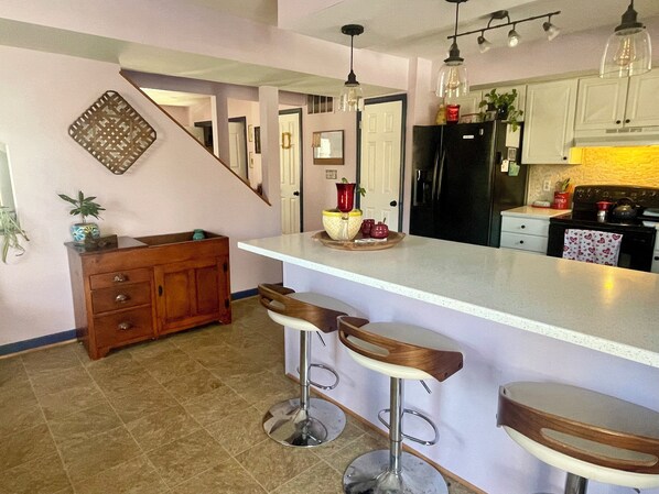 Een koelkast, een microgolfoven, een oven, een kookplaat