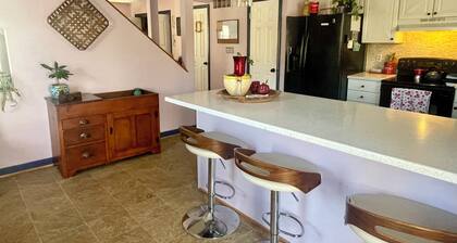 Charming 3-bedroom townhome with WiFi, back deck and fire pit. Minutes from UVA