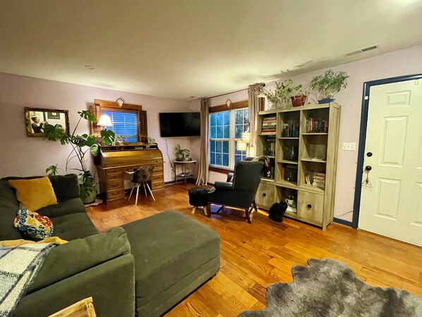Smart TV - Charming 3-bedroom townhome with WiFi, back deck and fire pit. Minutes from UVA (Charlottesville)