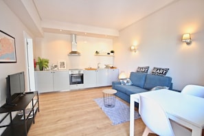 Um apartamento moderno com cozinha, sala de estar e espaço para refeições.