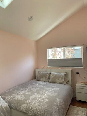 1 室のベッドルーム、デスク、WiFi (無料)、ベッドシーツ