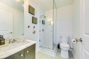 Doccia, asciugacapelli, asciugamani, sapone