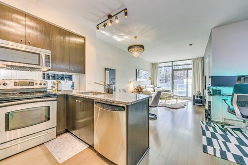 Luxury Modern Condo with Gym and Free Parking