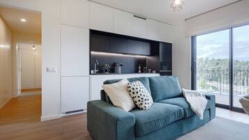 Executive Studio, 1 Bedroom, Non Smoking, Balcony | Private kitchenette | Toaster