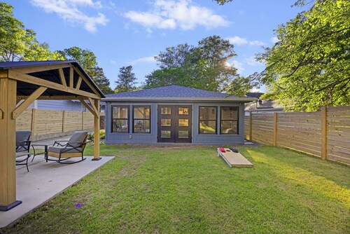 Tailgaters paradise, grill, game room, sunroom-large backyard!