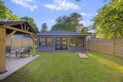 Tailgaters paradise, grill, game room, sunroom-large backyard!