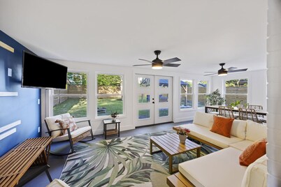 Tailgaters paradise, grill, game room, sunroom-large backyard!