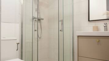 Shower, hair dryer, towels, toilet paper