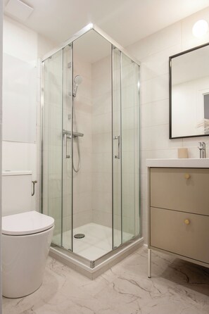 Douche, sèche-cheveux, serviettes fournies, papier toilette