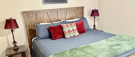 3 habitaciones, escritorio y tabla de planchar con plancha
