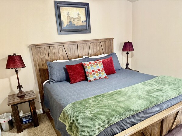 3 bedrooms, desk, iron/ironing board, travel crib - Charming Provo Home close to BYU and Utah Lake (Provo)