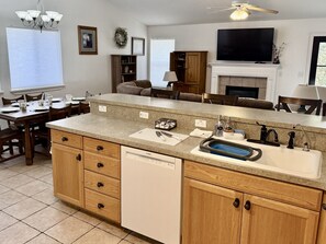 雪櫃、微波爐、焗爐、爐具