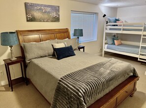 3 間睡房、書桌、熨斗/熨衫板、可攜式嬰兒床