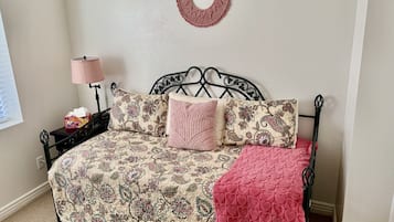 3 habitaciones, escritorio y tabla de planchar con plancha