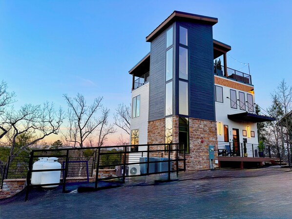 Exterior - Mountain High Rooftop Cabin Pigeon Forge NEW Indoor Pool Hot Tub Sleeps 15 (Pigeon Forge)