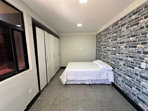 5 bedrooms, WiFi, bed sheets