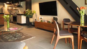 Apartamento superluxo, sacada, vista para a cidade | Área de estar