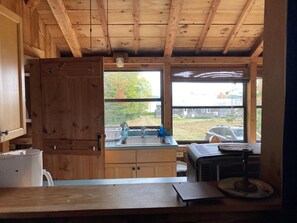 Private kitchen - Charming log cabin with AC and WiFi in peaceful Hancock, Maine (Hancock)