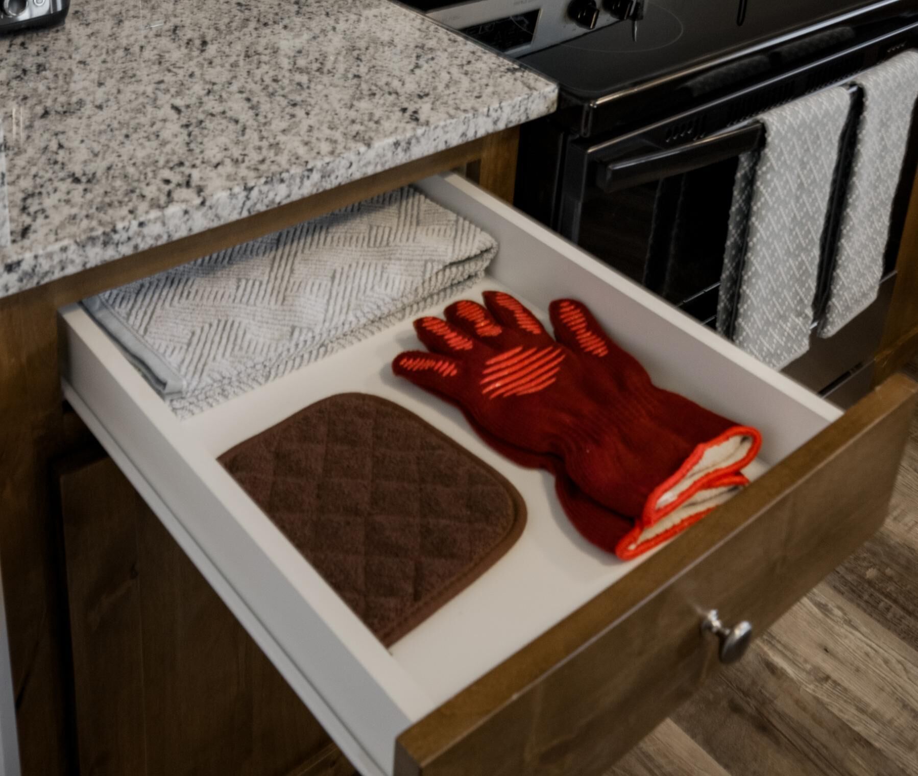 Réfrigérateur, four à micro-ondes, un four, surface de cuisson