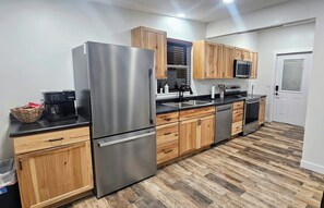 Kjøleskap, mikrobølgeovn, ovn og kokeplater