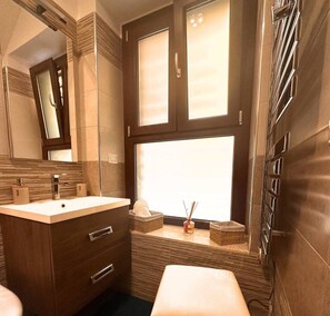 Shower, hair dryer, bidet, towels - Romaseven, cozy a stone's throw from the sea and the historic center (Giovinazzo)