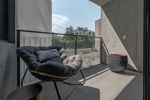 Luxe appartement, balkon, uitzicht op stad | Balkon