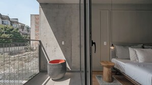 A modern bedroom with a balcony, a large window, and a bed with white bedding. - Indigo Veracruz Roma norte Apt 1B I 1B (Mexico City)