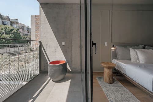 Departamento de lujo, balcón, vista a la ciudad | 1 habitación, sábanas de algodón egipcio y ropa de cama de alta calidad