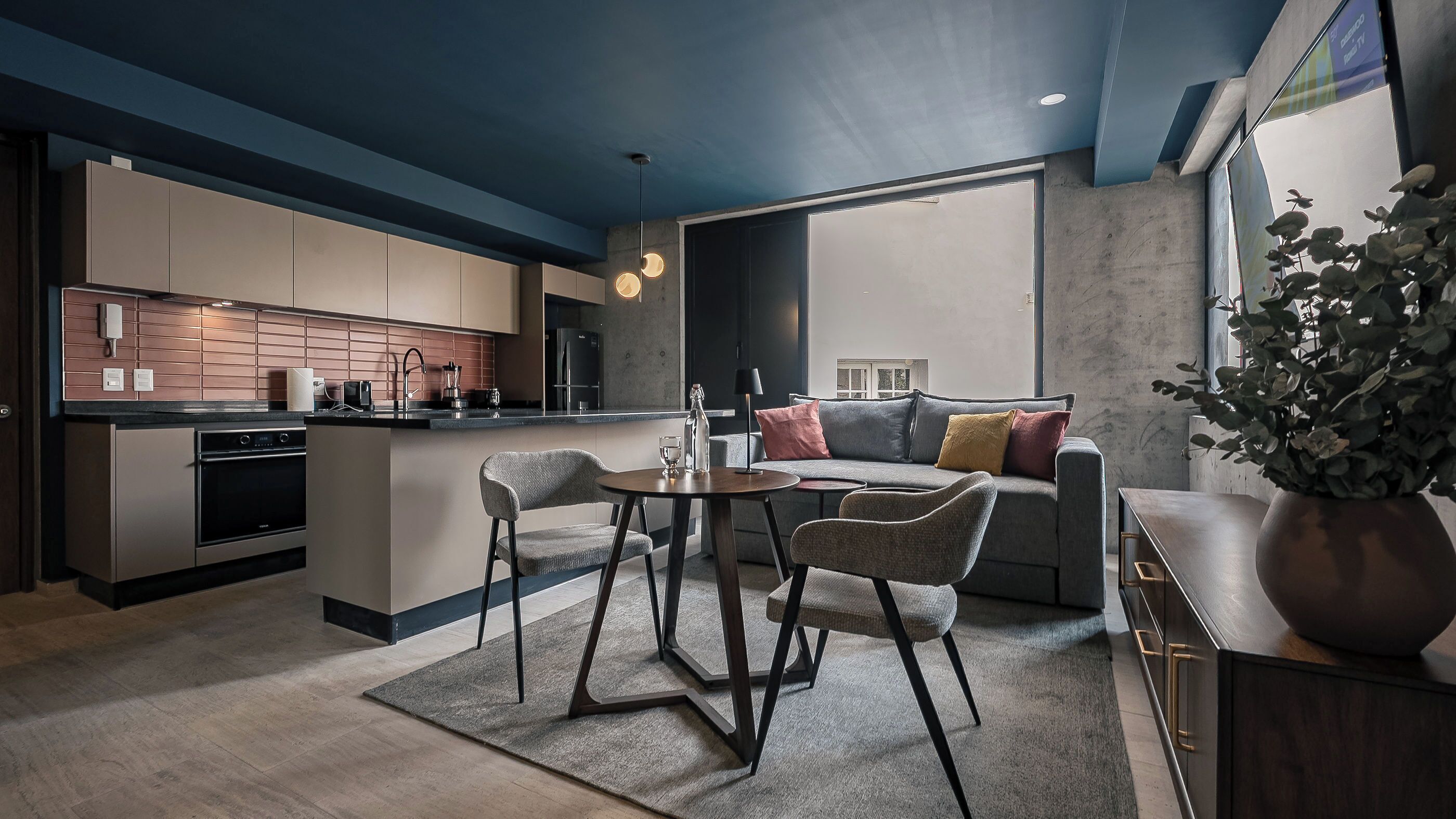 Departamento de lujo, balcón, vista a la ciudad | Cocina privada | Cafetera de espresso, cafetera y tetera, tetera eléctrica y tostadora 