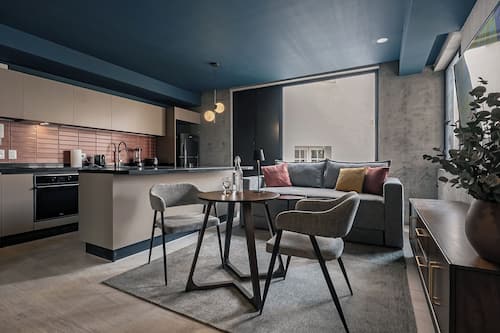 Departamento de lujo, balcón, vista a la ciudad | Cocina privada | Cafetera de espresso, cafetera y tetera, tetera eléctrica y tostadora