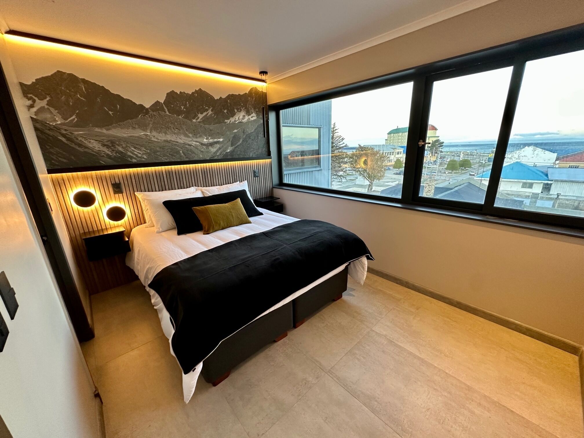 ตู้นิรภัยในห้องพัก, ผ้าม่านกันแสง, เตารีด/โต๊ะรีดผ้า, Wi-Fi ฟรี