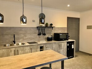 Family Apartment, City View | Private kitchen