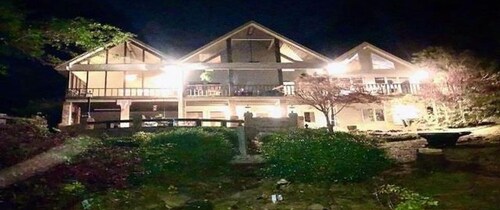 4000 sq ft of Paradise on a Lake!