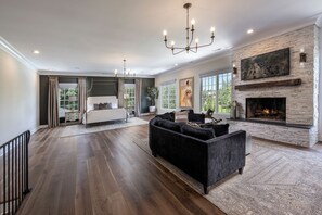 TV connectée, cheminée, lecteur de DVD, livres