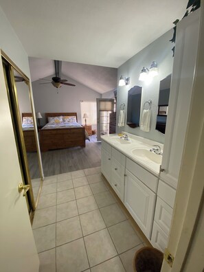 3 عدّة غرف نوم ومكتب ومكواة/لوح كي وواي فاي