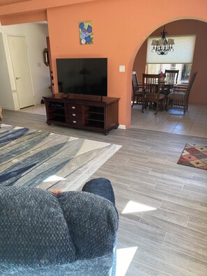 Smart TV - IPCC - Indio - fully furnished 3 bdrm 2 bath condo, 30 day plus rental required (Indio)