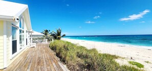 Sur la plage, chaise longue, serviettes de plage