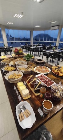 Free daily buffet breakfast. Hotel LF by Feliciano Joaçaba