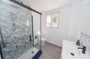 Een haardroger, handdoeken, zeep