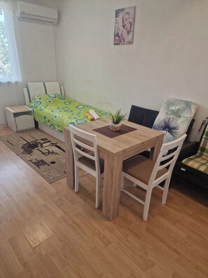 Dining - Charming 2-bedroom apartment with WiFi, AC in fabulous Varna (Varna)