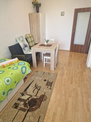 2 habitaciones, tabla de planchar con plancha, wifi y ropa de cama