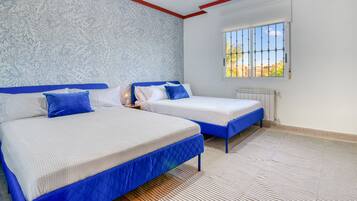 4 slaapkamers, een strijkplank/strijkijzer, wifi, beddengoed