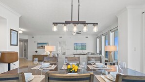 คอนโด, หลายเตียง, ระเบียง, วิวทะเล (Treasure Island Resort 1112) | ห้องรับประทานอาหาร