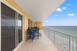 Appart'hôtel, plusieurs lits, balcon, vue océan (Treasure Island Resort 1112) | Restauration extérieure