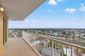Apartamento, varias camas, balcón, vistas al mar (Treasure Island Resort 1112) | Balcón
