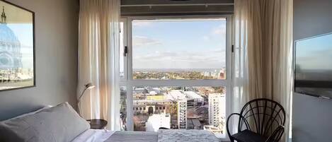 2 عدّة غرف نوم ومكواة/لوح كي وواي فاي وملاءات أسرّة