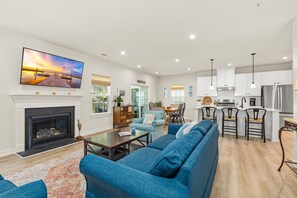 Smart TV, caminetto, videogiochi