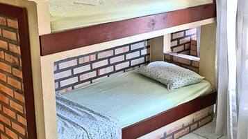 Apartamento conforto, 2 quartos, varanda coberta, vista parcial para o mar | 2 quartos, Wi-Fi de cortesia