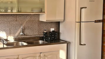 Apartamento Confort, 2 habitaciones, lanai, vistas parciales al mar | Cocina privada | Frigorífico, microondas, horno y placa de cocina
