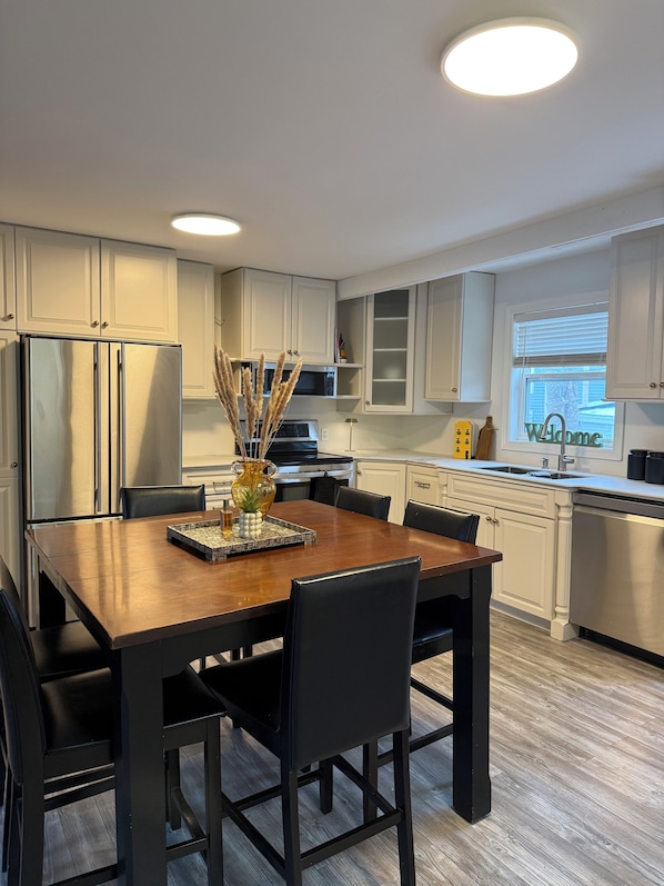 Fridge, microwave, oven, stovetop - Charming 2-bedroom downtown apartment (St. John's)
